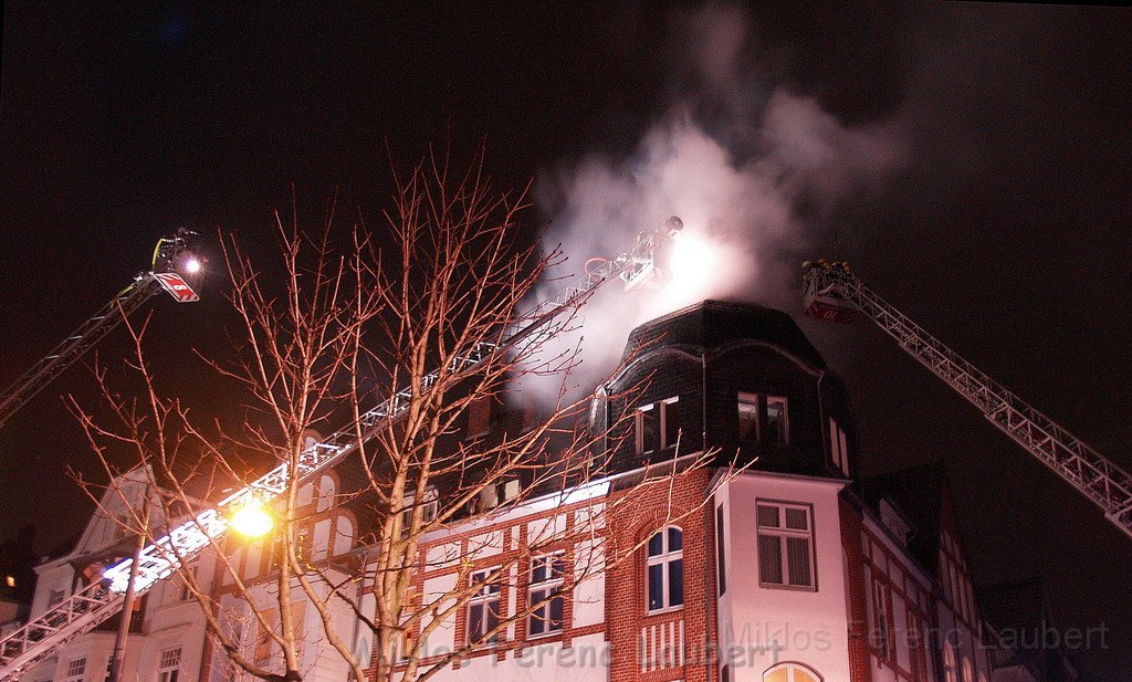 Feuer 3 Dachstuhlbrand Koeln Muelheim Gluecksburgstr P069.JPG